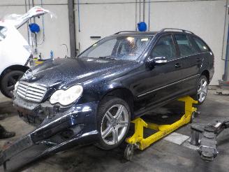 Damaged car Mercedes C-klasse C Combi (S203) Combi 3.0 C-320 CDI V6 24V (OM642.910) [165kW]  (06-200=
5/08-2007) 2006/6