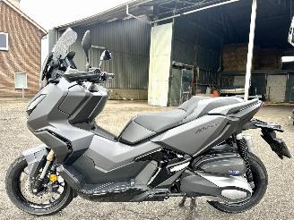 dommages motocyclettes  Honda  ADV 350A 29pk Matgrijs - keyless - handvat verwarming - abs - slechts 5284km gelopen - lichte krassen 2022/10